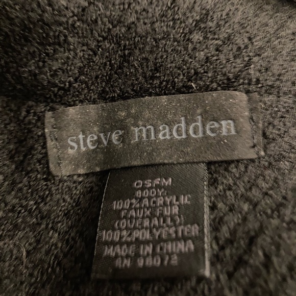 Black ladies poncho with faux trim neck by Steve Madden. Worn 1 time. OSFM - Picture 3 of 3